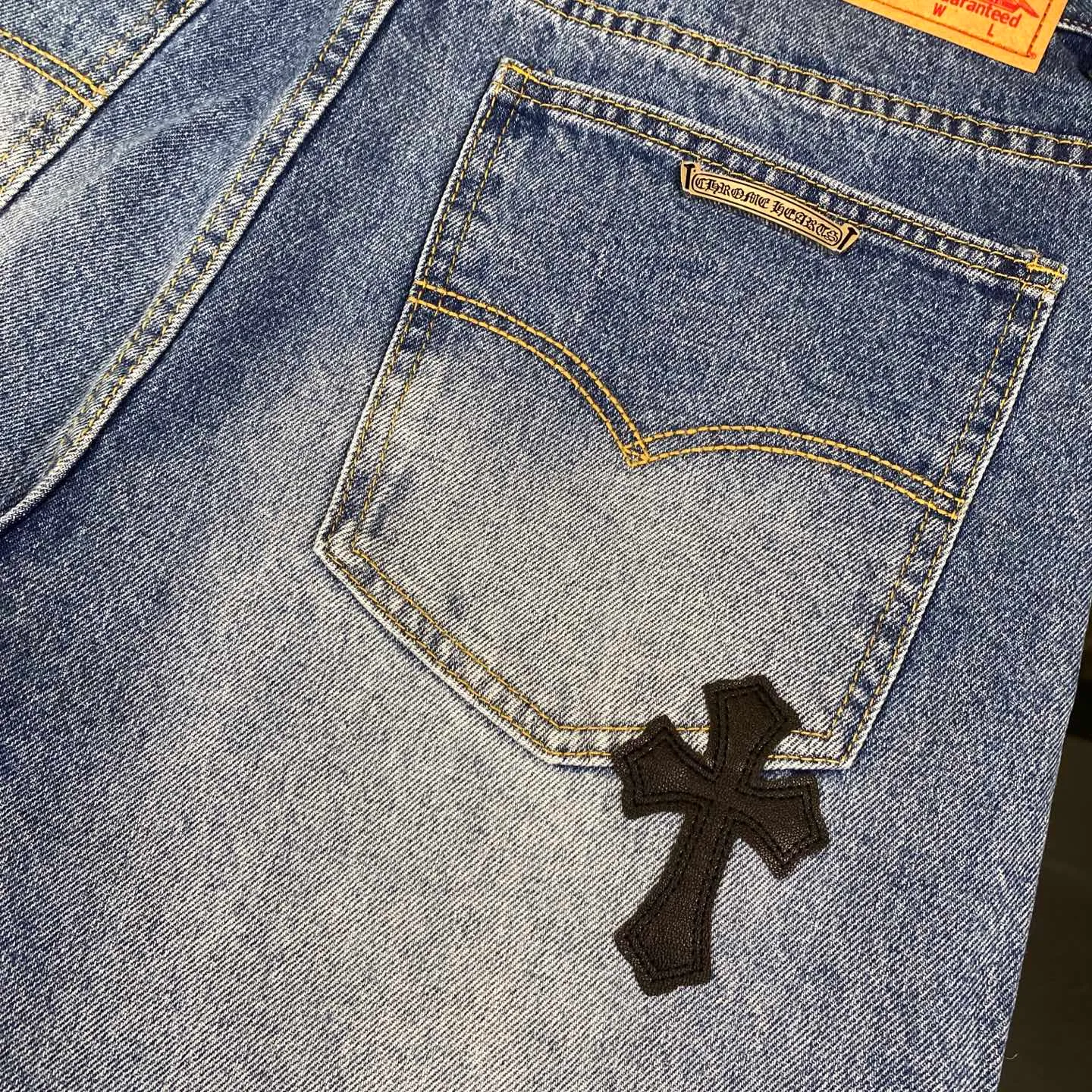 🅿️280 Chroe Hets CH black leather graffiti jeans, priced at 4W level, leather cross pattern graffiti embellishment, high-waisted washed jeans! ! Absolutely high-end luxury products, 1.9W-level god-level single products, super popular products, made with top-notch heavy industry, a magic weapon that cannot be missed. This is an extremely luxurious fashion brand that can also be called the nobles of the high street. It has always been an exclusive brand for some hipsters or the rich second generation. Compared with ordinary high streets, it is more luxurious and noble. Compared with luxury brands, it has a more fashionable personality and has always been a brand I have a special liking for. A6632 [Top heavy industry fashionable design] Consistently high-street luxury style creation. Speaking of this style, the Zangyin family and GU family are definitely the leading representative brands. Especially the Zangyin family has really achieved a state-of-the-art effect in creating high-street style. The color system of this model is made of unique washed materials. It is already quite eye-catching. It is decorated with pink patchwork cross flowers, which cleverly highlights the charm of the brand. Secondly, this model uses classic The classic high-waist cutting design highlights the long legs and the fashionable temperament of the upper body. The brand is highly recognizable and the slim fit configuration is more suitable for daily wear. This product is a product that interprets personality, fashion, and specifications at a glance. This single product is enough to make any fan excited. It can be a white T-shirt for youthful preppy style, or a tight sling for royal lady style. It has strong matching ability and can be easily controlled by men.  [Material and craftsmanship] Needless to say, this point goes without saying. As an excellent craftsman brand, Zangyin has really perfect requirements for details and craftsmanship. The washed color of this model has gone through so many processes, not to mention the embellishment of the denim appliqués. It is also purely handmade and sewn. Just like what they believe in, only handmade things have soul and have the meaning of wear. A top-notch heavy-duty fashionable denim item, I look forward to your perfect interpretation! ! 28-34 corresponds to S-XL